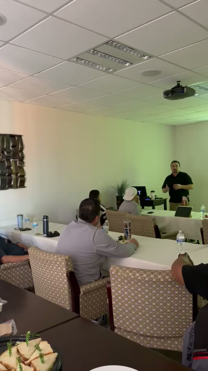 Grupo tomando la clase en vivo