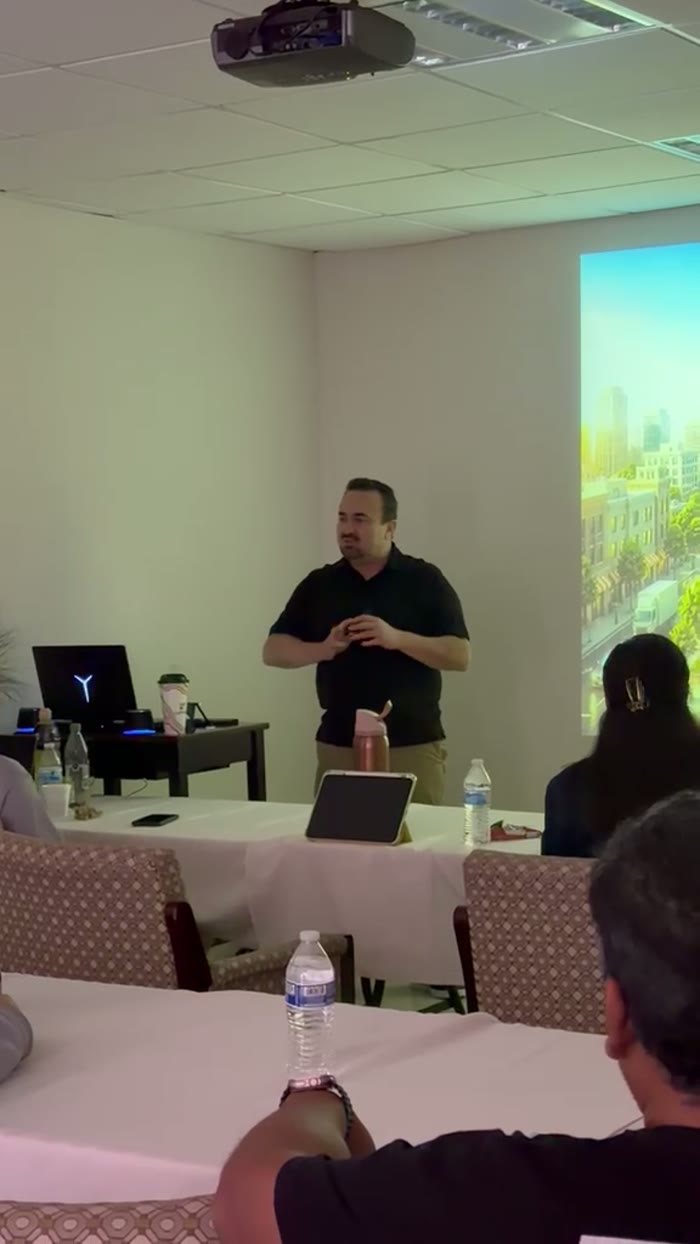 Abraham impartiendo la clase en vivo