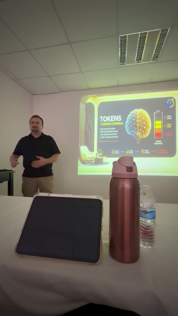 Abraham impartiendo la clase en vivo